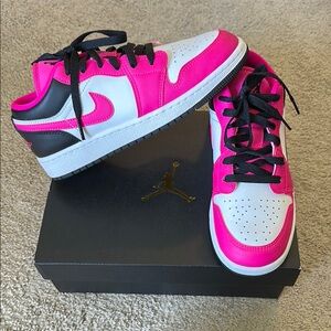 Air Jordan 1 low fierce pink 4.5y